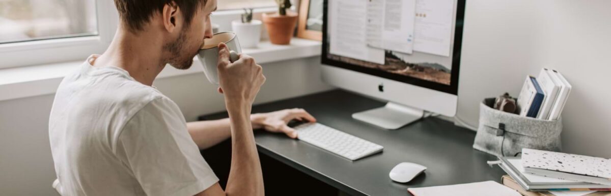 Un salarié travaillant en télétravail.