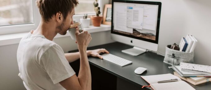 Un salarié travaillant en télétravail.