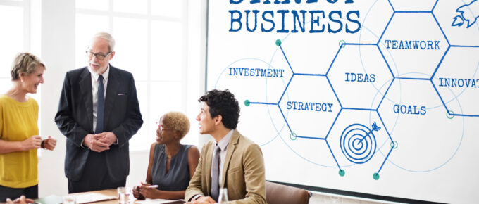 Business angels belges discutant du projet d’une start-up.