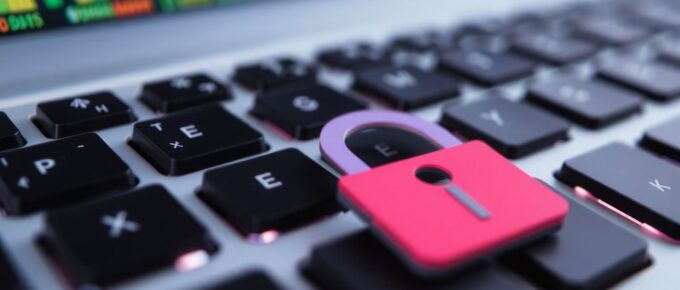 Clavier d'ordinateur avec un symbole de verrou.