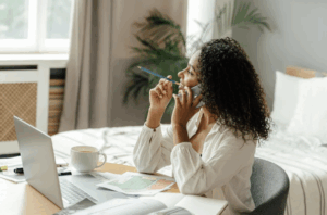 Personne travaillant à domicile, concentrée et sereine.