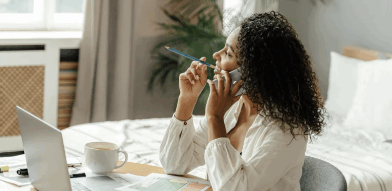 Personne travaillant à domicile, concentrée et sereine.