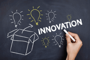 Petite entreprise innovante avec des employés travaillant ensemble.