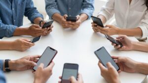 Personnes interagissant avec des appareils numériques dans un environnement moderne.