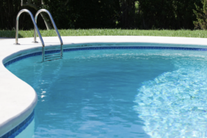 Jardin belge avec piscine étincelante et famille heureuse.