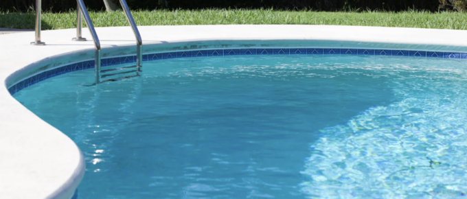 Jardin belge avec piscine étincelante et famille heureuse.