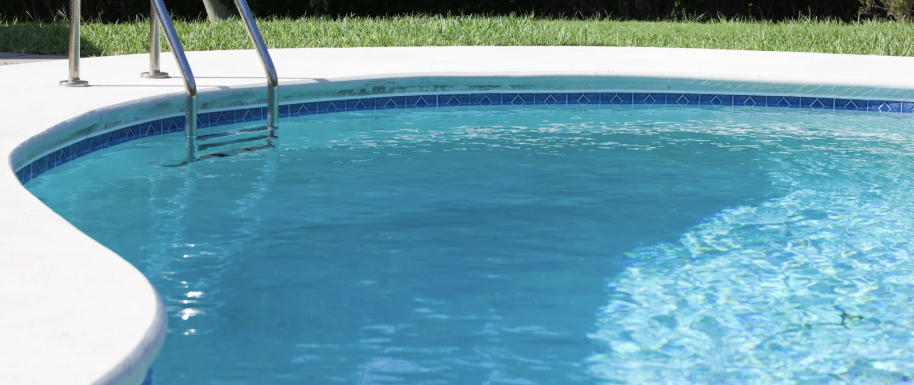 Jardin belge avec piscine étincelante et famille heureuse.