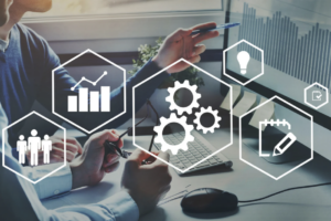 Processus numériques et efficacité opérationnelle dans un bureau moderne.