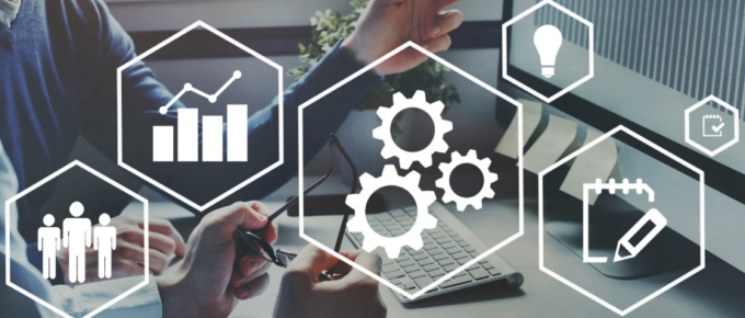 Processus numériques et efficacité opérationnelle dans un bureau moderne.